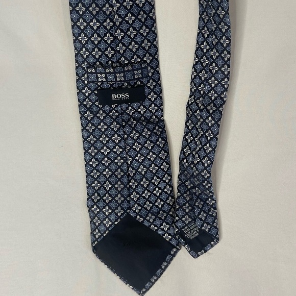 Hugo Boss Neck Tie 100% Silk Italy Navy Blue  White Floral Print - Picture 6 of 6